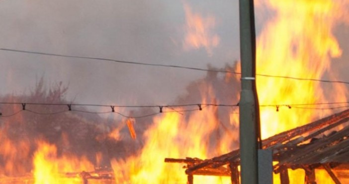 Снимка БулфотоЖена изгоря при пожар в дома си в Девня  Пламъците