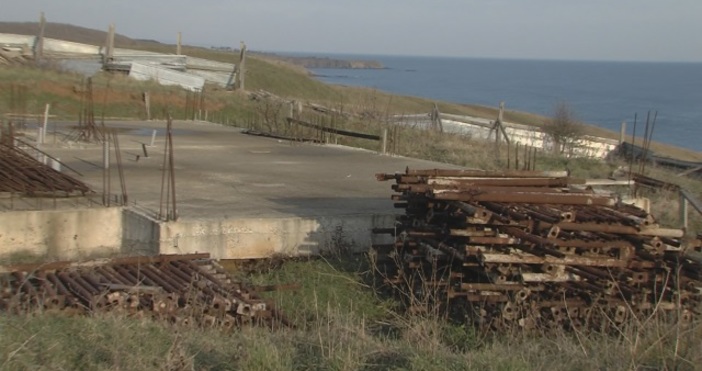 Бетон и край плажа на Синеморец Спрян преди години строеж