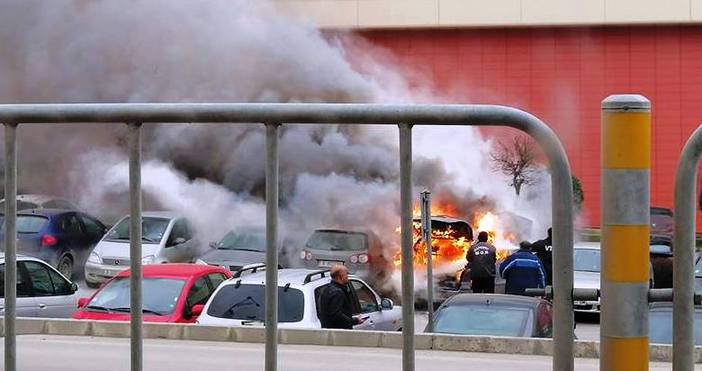 снимка Кирил Великов Пожарът вчера на паркинга на голям търговски комплекс