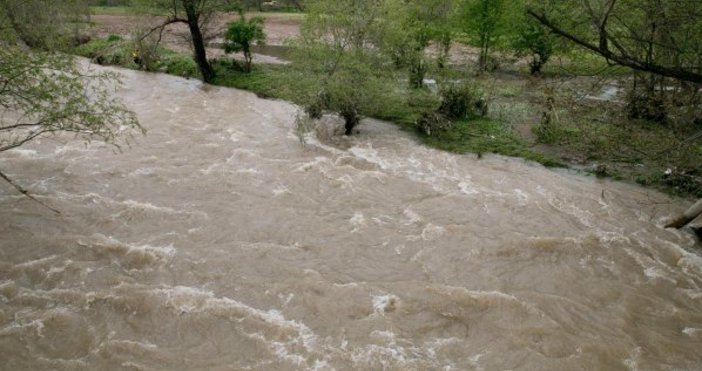 Има опасност от наводнения в Югозападна България, предупреждава bTV.Жълт код