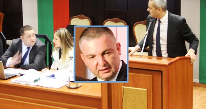 снимки Петел Общинският съветник от партия Възраждане Костадин Костадинов направи остра