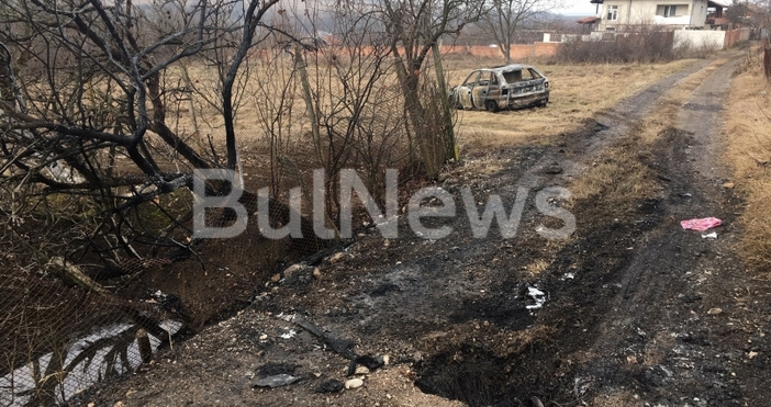 Снимка BulNewsУбитият и запален снощи мъж в лек автомобил край Враца