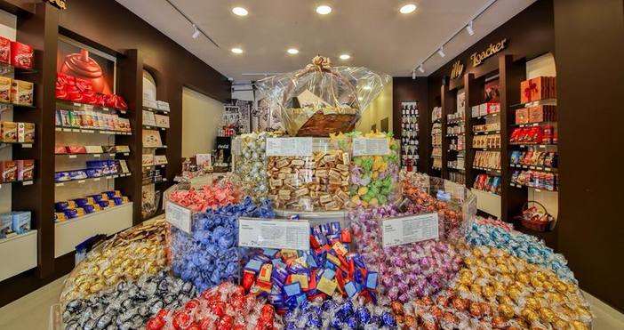 Chocolate Shop е специализиран магазин за швейцарски и италиански шоколади,