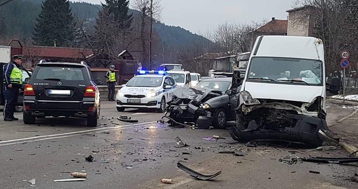 Снимка Канал 3 ФейсбукТри автомобила катастрофираха насред столичния квартал Княжево съобщава