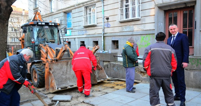 снимки Live Varna bgКметът на Варна Иван Портних направи оглед на строително ремонтните