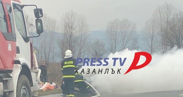 Кадри: Press TVАвтомобилът пламнал в движение на пътното платно, съобщава Пресс