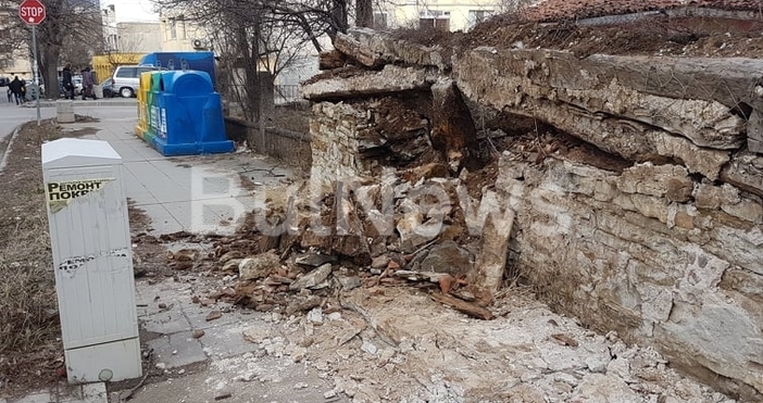 Необитаема къща в центъра на Враца се срути преди минути