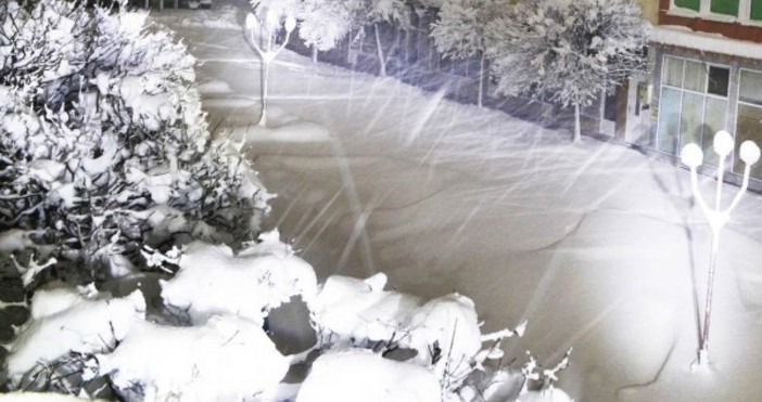 БтвОбилен снеговалеж и бурен вятър усложниха обстановката на прохода Шипка