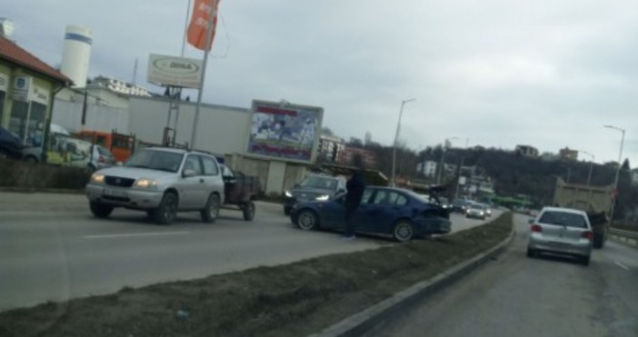 Снимка файсбук  Деян НиколовКатастрофа с две леки коли и автобус е