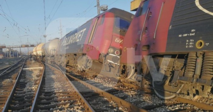 Снимка БТВДерайлиралият водещ локомотив на товарната влакова композиция в Пловдив
