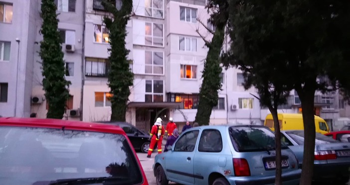  Снимки: ПетелПожар избухна в апартамент на втория етаж в блок