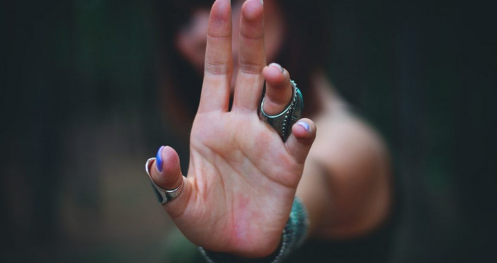 Женски ръце често биват украсявани с красиви пръстени Мъжете също