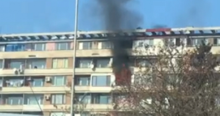 Пожар гори в жилищна сграда в София  Блокът се намира на бул