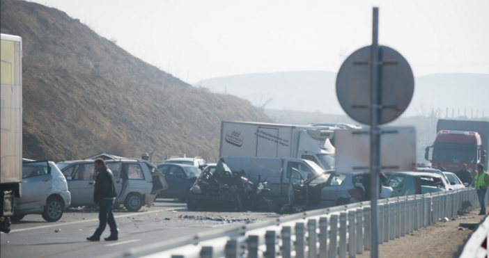 Снимка БулфотоДве лица пострадали при верижната катастрофа на автомагистрала Струма