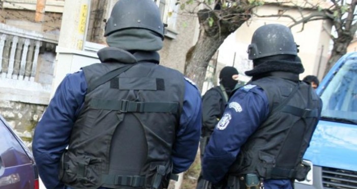 Снимка: БулфотоНад 10 лекари във Варна са арестувани при операция