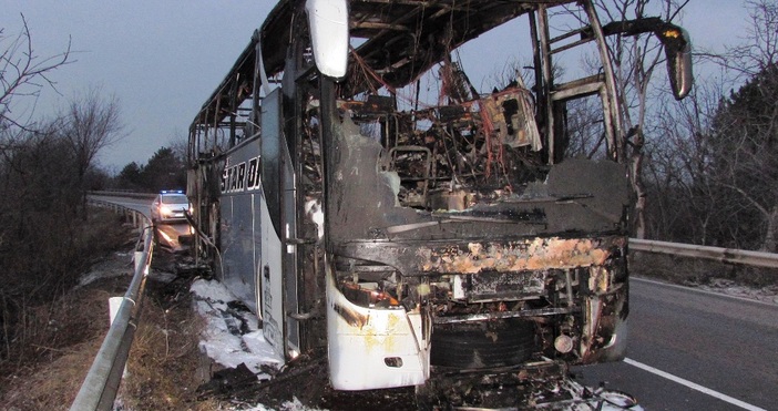 снимки БулфотоТурски автобус изгоря на пътя Русе Бяла По време на