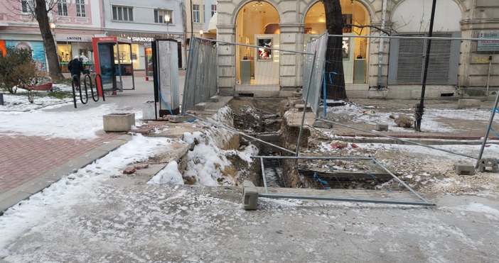 Гигантски трап част от ремонт на ул Михаил Колони зейна