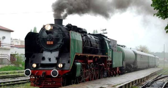 *Снимката е илюстративнаВлакът пътува от Русе към СофияИсторическият парен локомотив,