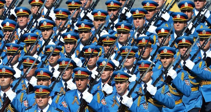 Сръбското правителство което засилва военната мощ на страната отново въведе