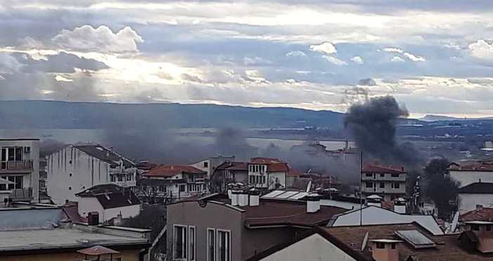 Снимка: читателСнимки на гъсти кълба черен дим изпратиха читатели от