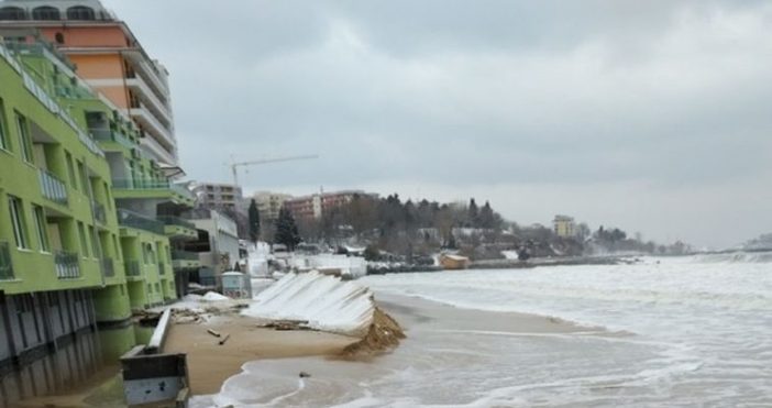 Снимки mediapool bgВълните отнесоха и заведения на северния плаж в Слънчев бряг