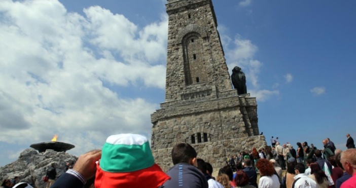 Хиляди българи се насочват към историческия паметник на свободата в