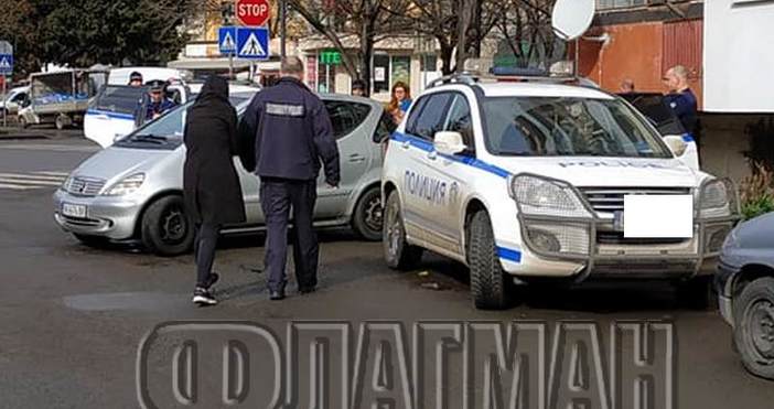 Снимка ФлагманСпецакцията на бургаските криминалисти пред блок 69 в жк