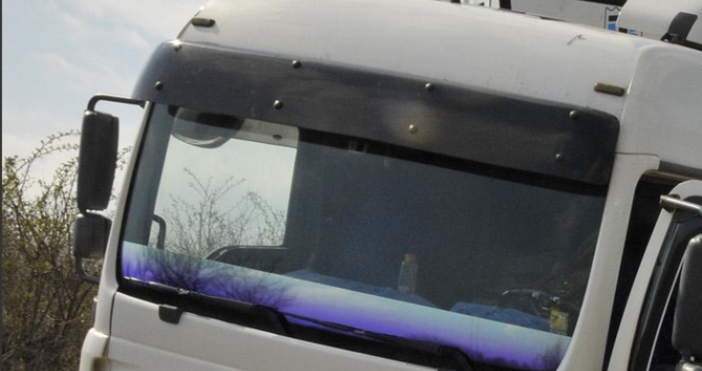 Снимка БулфотоПиян шофьор на ТИР е разпилял бидони боя на