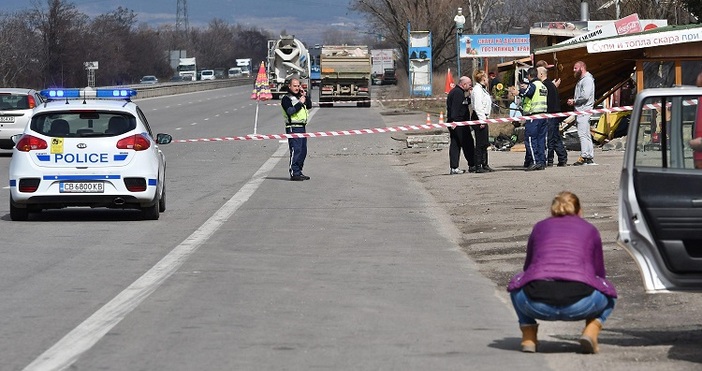 Снимки БулфотоДвама души загинаха при тежка катастрофа в крайпътно заведение