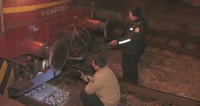 кадър: Бтв, архивЧовек е скочил на релсите под влака във