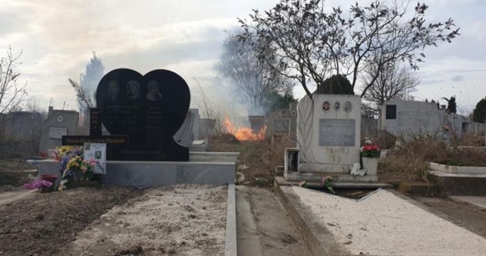 Пожар е изпепелил гробове в парка в с Тополи За