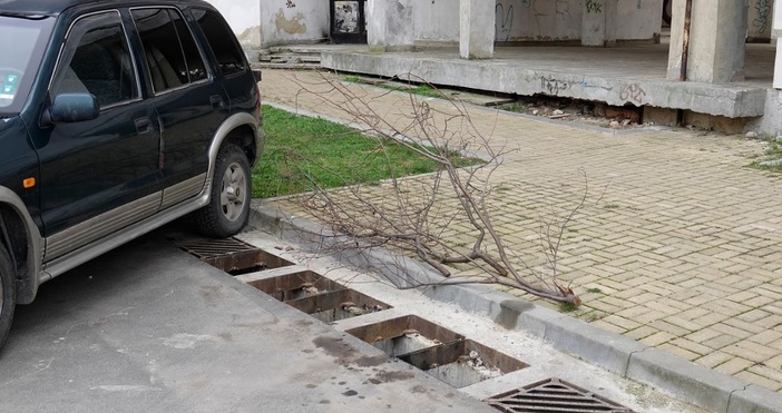 Паркингът във Владиславово пред блок 21 който бе ремонтиран основно