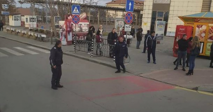 Централна жп гара и автогарата в София са евакуирани заради