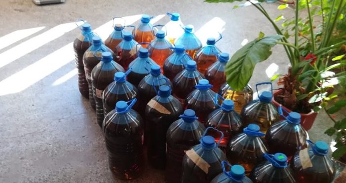 Снимки Митници480 литра нелегален етилов алкохол в пластмасови туби откриха