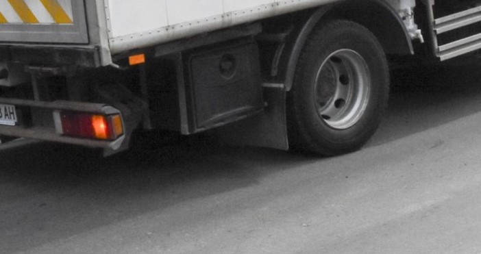 Камион със скрап се преобърна на магистрала Струма край Бобошево,