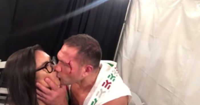 Целувката която Кубрат Пулев лепна на репортерка след победата си