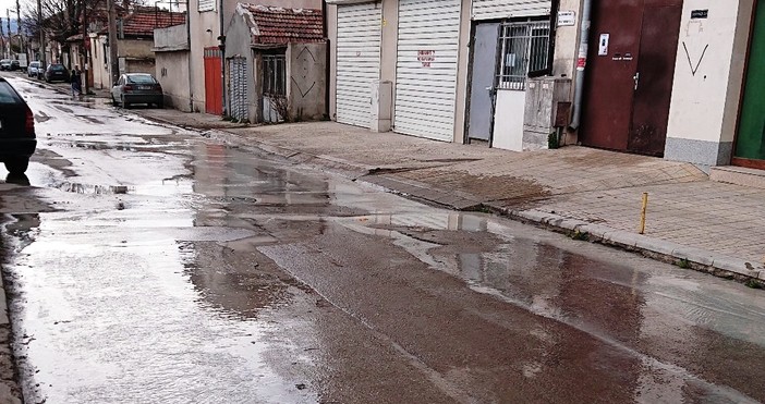 снимки Венци МитковЗа голяма водна авария във Варна съобщи читател