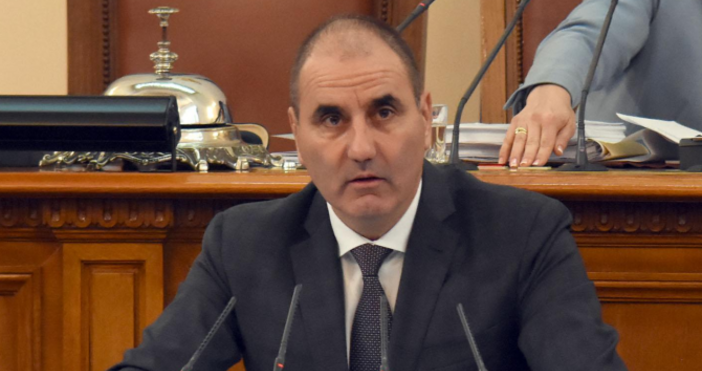 Снимка БулфотоЦветан Цветанов депозира оставката си в парламента и предаде