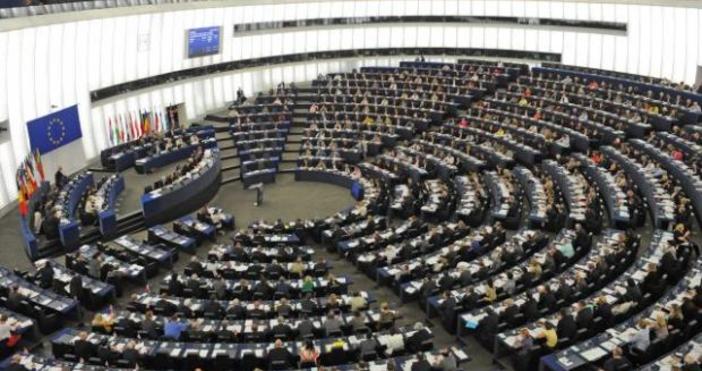 Евродепутатите одобриха скандалната директива за авторското право с 348 гласа за