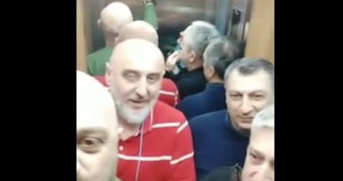 Видеоклип със сърцати грузински мъже набира популярност в мрежата На