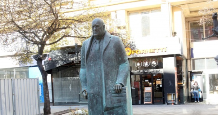 Кадър БТВВече има желаещи да закупят статуята на Бойко Борисов която
