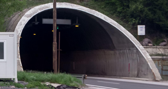 Движението в тунел Витиня е временно спряно заради катастрофа.Инцидентът е