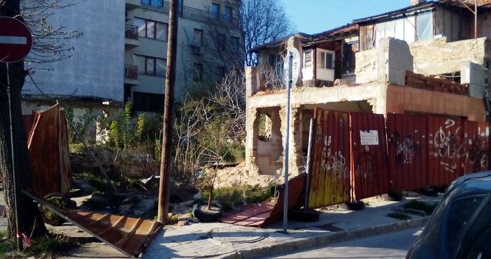 От доста време на ъгъла на улиците Македония и Порф