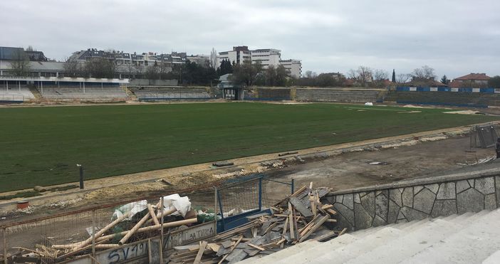 Новото тревно покритие на стадион Спартак вече е поставено на