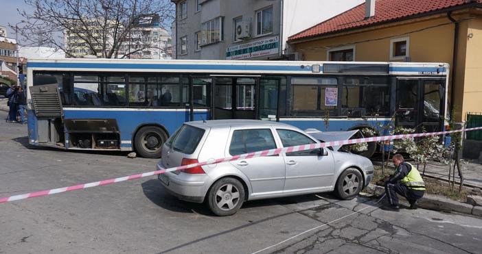 Снимки БулфотоАвтобус по линия 7 се заби в къща до