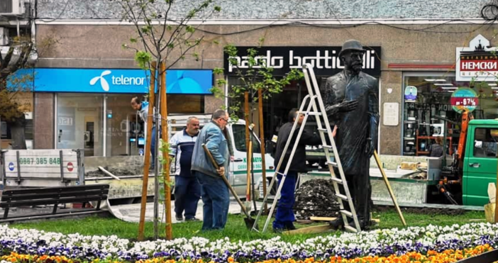 Нова бронзова статуя се появи днес в центъра на Варна