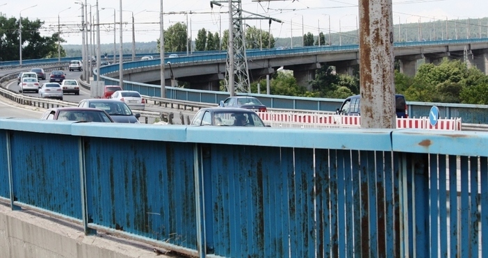 Възстановено е движението по подстъпа към Аспарухов мост посока Варна,