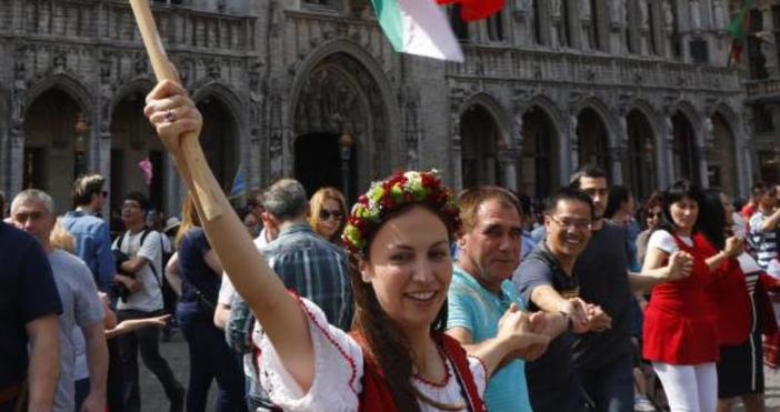 Евродепутатът Ева Майдел повежда Голямото българско хоро в Брюксел за