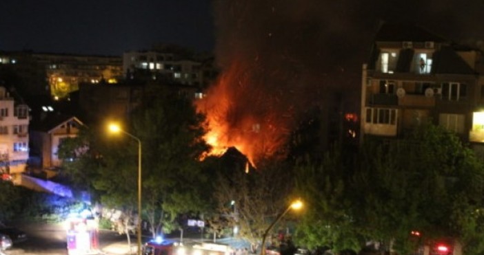 Снимка bTV Мъж загина при при голям пожар в Русе