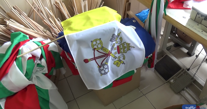 Трафик НюзПреди 17 години фабриката в Първомай направи флаговете за